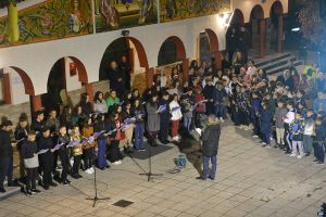 Γιορτινή ατμόσφαιρα στο Μητροπολιτικό Μέγαρο Κατερίνης με το άναμμα του Χριστουγεννιάτικου Δένδρου