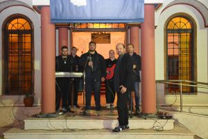 Γιορτινή ατμόσφαιρα στο Μητροπολιτικό Μέγαρο Κατερίνης με το άναμμα του Χριστουγεννιάτικου Δένδρου