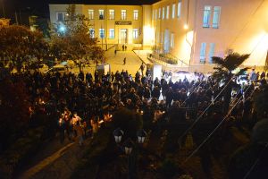 Γιορτινή ατμόσφαιρα στο Μητροπολιτικό Μέγαρο Κατερίνης με το άναμμα του Χριστουγεννιάτικου Δένδρου