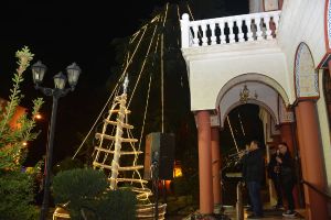 Γιορτινή ατμόσφαιρα στο Μητροπολιτικό Μέγαρο Κατερίνης με το άναμμα του Χριστουγεννιάτικου Δένδρου