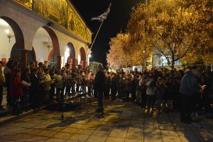 Γιορτινή ατμόσφαιρα στο Μητροπολιτικό Μέγαρο Κατερίνης με το άναμμα του Χριστουγεννιάτικου Δένδρου