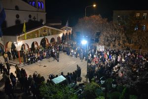 Γιορτινή ατμόσφαιρα στο Μητροπολιτικό Μέγαρο Κατερίνης με το άναμμα του Χριστουγεννιάτικου Δένδρου