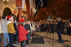 Γιορτινή ατμόσφαιρα στο Μητροπολιτικό Μέγαρο Κατερίνης με το άναμμα του Χριστουγεννιάτικου Δένδρου