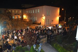 Γιορτινή ατμόσφαιρα στο Μητροπολιτικό Μέγαρο Κατερίνης με το άναμμα του Χριστουγεννιάτικου Δένδρου