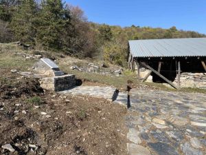 Δήμος Κατερίνης – Άνω Μηλιά: Ήπιες παρεμβάσεις για την αισθητική – λειτουργική αναβάθμιση στον περίβολο του Πύργου των Λαζαίων