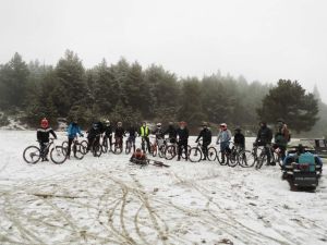 Ελεύθερη κατάβαση στο χιόνι με ποδήλατο