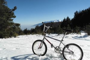 Ελεύθερη κατάβαση στο χιόνι με ποδήλατο