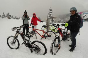 Ελεύθερη κατάβαση στο χιόνι με ποδήλατο