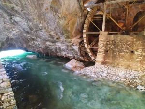 Ημερήσιες εκδρομές με βάση την Κατερίνη – Σπήλαιο ποταμού Αγγίτη