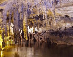 Ημερήσιες εκδρομές με βάση την Κατερίνη – Σπήλαιο ποταμού Αγγίτη