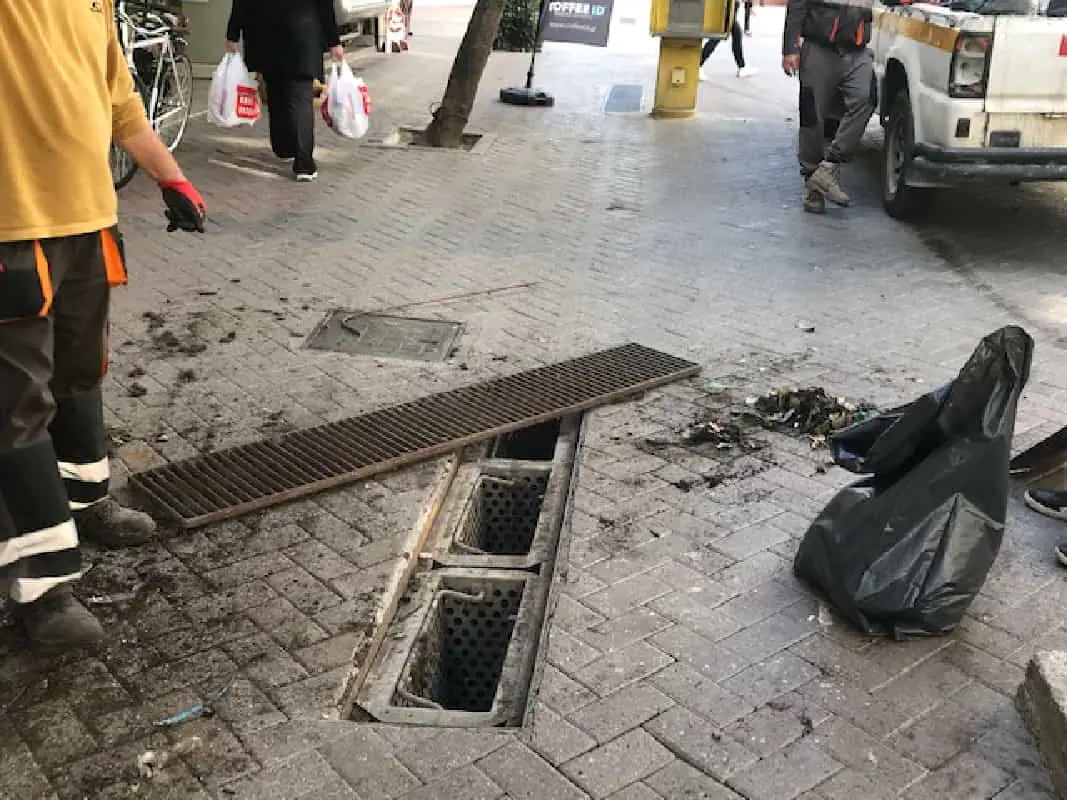 Ο Δήμος Κατερίνης καθαρίζει τα φρεάτια στη Μεγάλου Αλεξάνδρου. Ο Δήμος Κατερίνης καθαρίζει τα φρεάτια στη Μεγάλου Αλεξάνδρου.