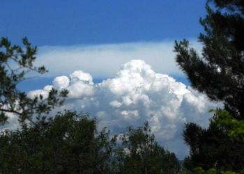 Ο Καιρός σήμερα: Λίγες νεφώσεις παροδικά αυξημένες με πιθανότητα πρόσκαιρων βροχών