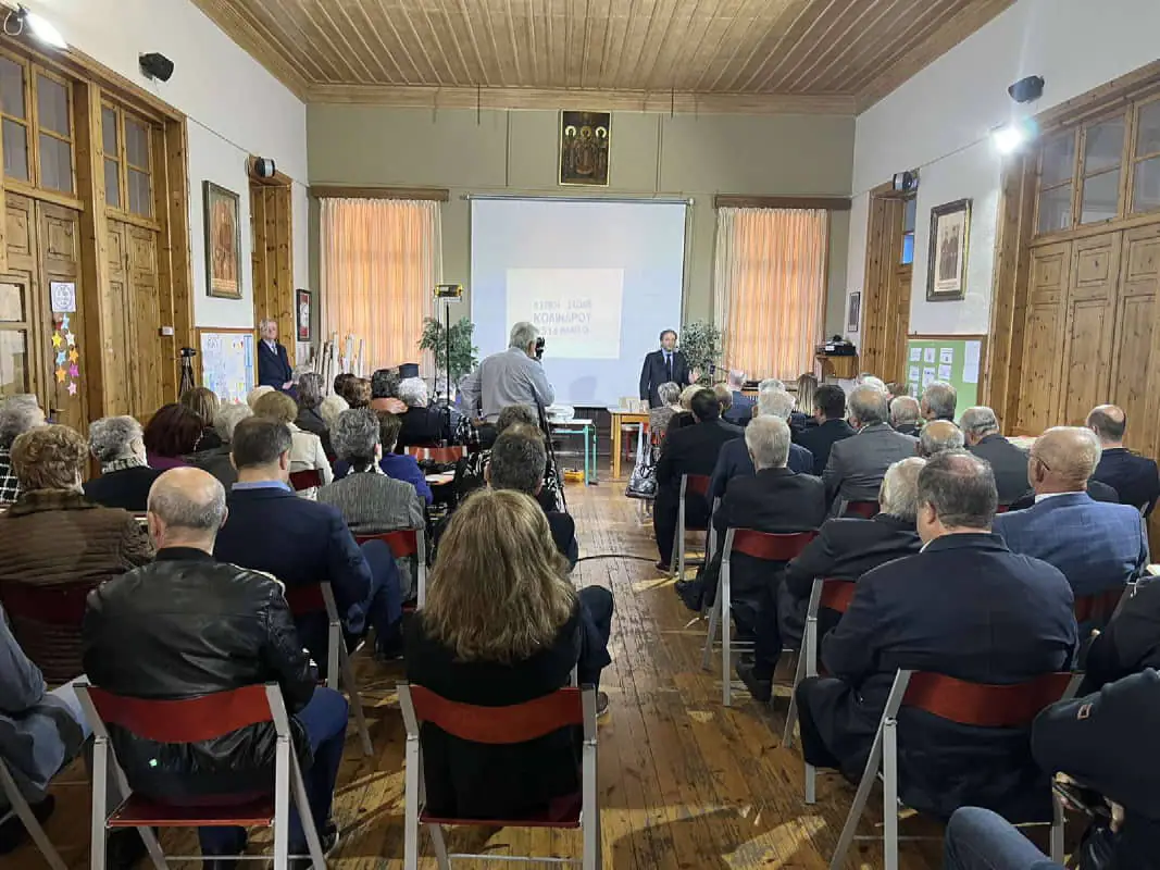 Ο Κολινδρός και τα Παλιάμπελα σήμερα αριθμούν γύρω στους 3.895 κατοίκους. Ο Κολινδρός και τα Παλιάμπελα σήμερα αριθμούν γύρω στους 3.895 κατοίκους.