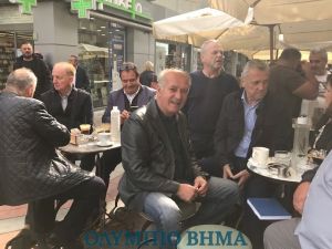 Περιμένοντας τον πρωθυπουργό στην πλατεία Κατερίνης – Ο Κυριάκος Μητσοτάκης στην Κατερίνη (εικόνες + βίντεο)