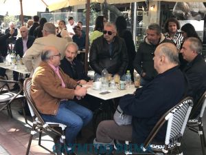 Περιμένοντας τον πρωθυπουργό στην πλατεία Κατερίνης – Ο Κυριάκος Μητσοτάκης στην Κατερίνη (εικόνες + βίντεο)