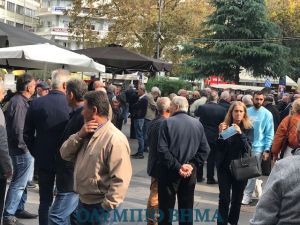 Περιμένοντας τον πρωθυπουργό στην πλατεία Κατερίνης – Ο Κυριάκος Μητσοτάκης στην Κατερίνη (εικόνες + βίντεο)