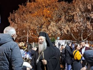 Φως στο Χριστουγεννιάτικο δέντρο της Μητρόπολης Φως στο Χριστουγεννιάτικου δέντρου της Μητρόπολης