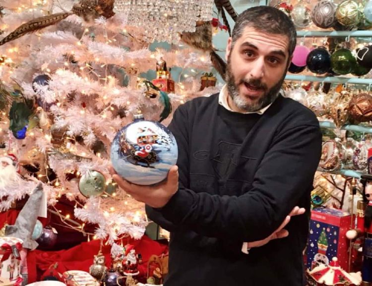 Ένα «ταξίδι» στην ιστορία των Χριστουγέννων με Vintage στολίδια