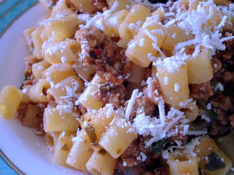 Εύκολες συνταγές για εργένηδες - Μακαρονάκι κοφτό με τόνο κονσέρβα Εύκολες συνταγές για εργένηδες – Μακαρονάκι κοφτό με τόνο κονσέρβα