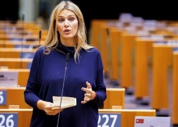 «Η Εύα Καϊλή πέρασε τη νύχτα στο κρατητήριο, καθώς στο σπίτι της βρέθηκαν τσάντες με χαρτονομίσματα», αναφέρει η L’echo