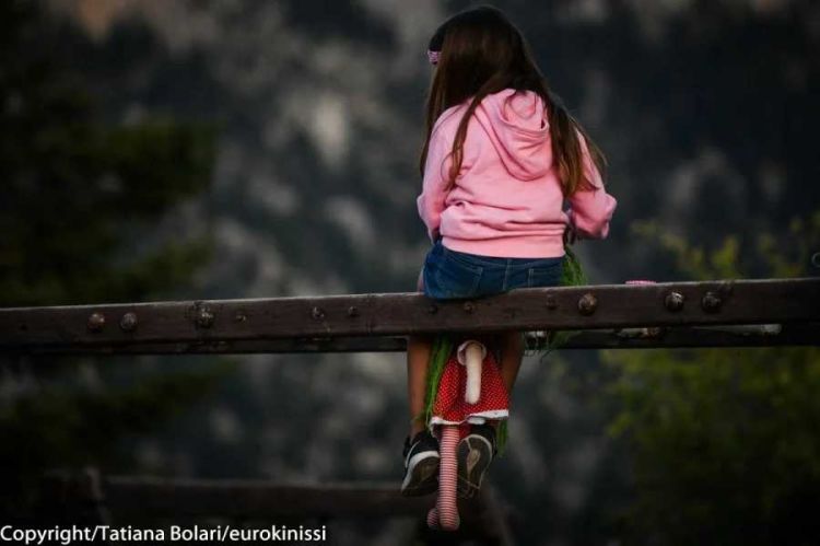 Θάνατοι παιδιών: Τι είναι η οστρακιά, πώς μεταδίδεται, τα συμπτώματα και η «γλώσσα φράουλα»