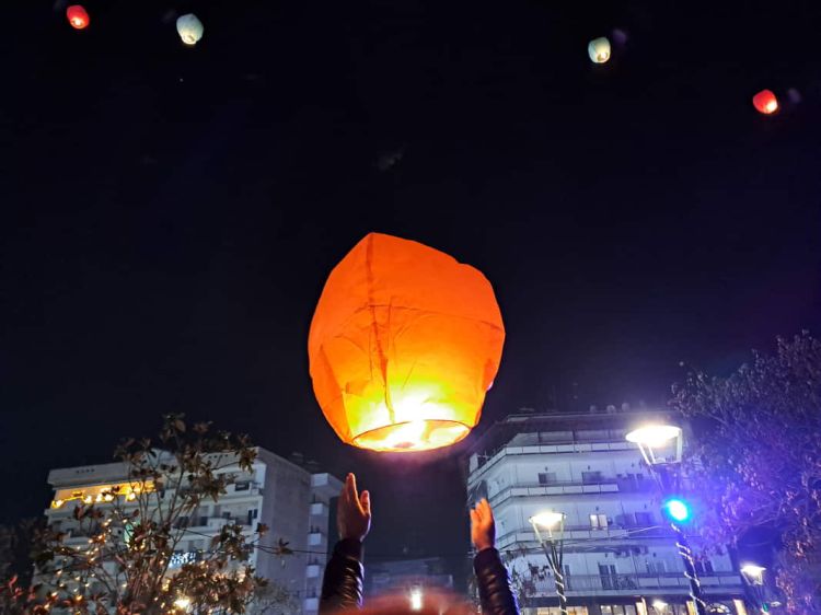 Φανάρια πέταξαν στον ουρανό και γέμισαν ευχές την πόλη Κάλαντα και ευχές στην Αντιπεριφερειάρχη