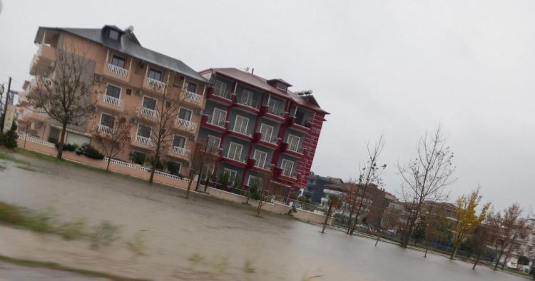 Κατερίνη: Αγωγή κατά της δημοτικής αρχής για τις πλημμύρες ετοιμάζουν ξενοδόχοι και έμποροι στην Παραλία (εικόνες)