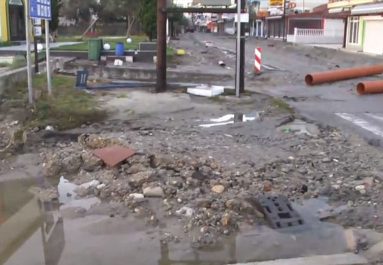 Κατερίνη: Έσπασαν τον δρόμο για να μην πλημμυρίσουν τα σπίτια τους Κατερίνη: Εσπασαν τον δρόμο για να μην πλημμυρίσουν τα σπίτια τους