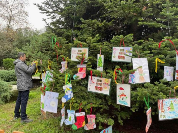 Κατερίνη: Πόσες ευχές μπορούν να χωρέσουν πάνω σε ένα χριστουγεννιάτικο δέντρο;