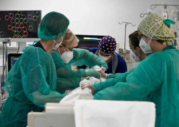 Κορονοϊός: Οι ανεμβολίαστοι υγειονομικοί επιστρέφουν με δύο τεστ την εβδομάδα και μάσκα