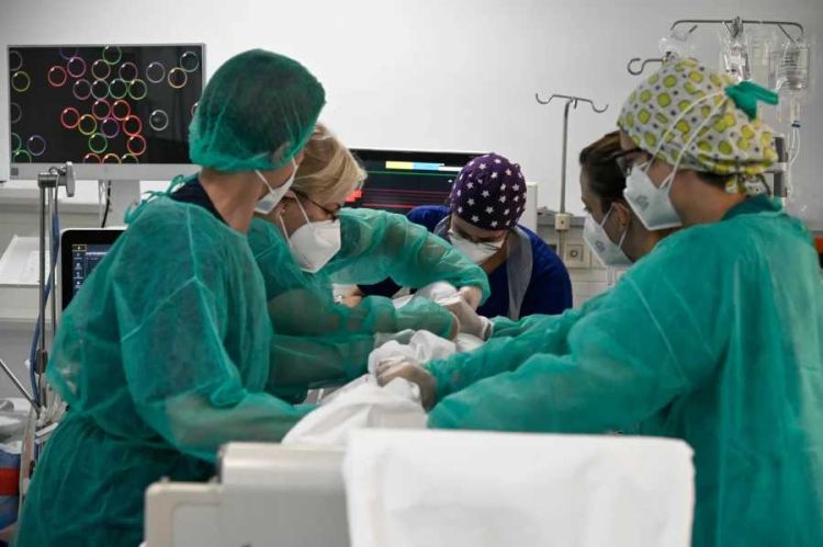 Κορονοϊός: Οι ανεμβολίαστοι υγειονομικοί επιστρέφουν με δύο τεστ την εβδομάδα και μάσκα