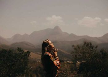 Μείωσε το άγχος και την κατάθλιψη κάνοντας διαλογισμό όσο περπατάς