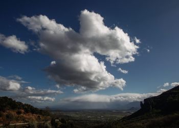 Ο Καιρός σήμερα: Αραιές νεφώσεις με πιθανότητα για λίγες τοπικές βροχές
