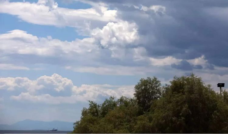 Ο Καιρός σήμερα: Λίγες νεφώσεις κατά τόπους και κατά περιόδους αυξημένες