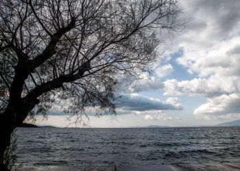 Ο Καιρός σήμερα: Νεφώσεις παροδικά αυξημένες με τοπικές βροχές