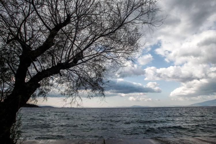 Ο Καιρός σήμερα: Νεφώσεις παροδικά αυξημένες με τοπικές βροχές