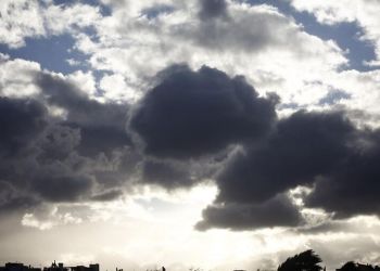 Ο Καιρός σήμερα: Τοπικές νεφώσεις με ασθενείς βροχές και λίγα χιόνια στα ορεινά