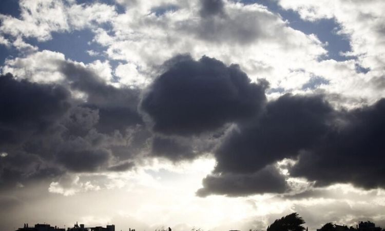 Ο Καιρός σήμερα: Τοπικές νεφώσεις με ασθενείς βροχές και λίγα χιόνια στα ορεινά