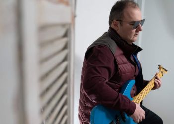 Ο  Κώστας Τσιμπίδας και ο Λάμπρος Καρελάς ερμηνεύουν και παρουσιάζουν το νέο τους τραγούδι, με τίτλο «οι δικές μας νύχτες»,