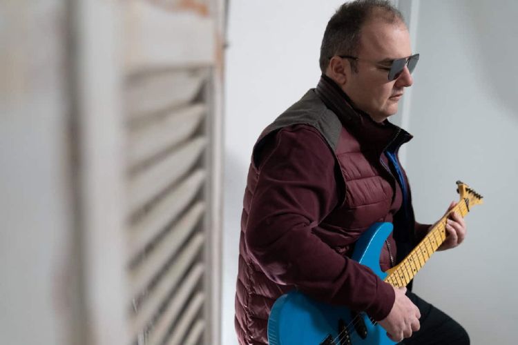 Ο  Κώστας Τσιμπίδας και ο Λάμπρος Καρελάς ερμηνεύουν και παρουσιάζουν το νέο τους τραγούδι, με τίτλο «οι δικές μας νύχτες»,