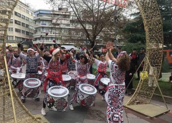 Πλατεία Κατερίνης: Ενα φανταστικό σώουo συγκρότημα batala salonica 