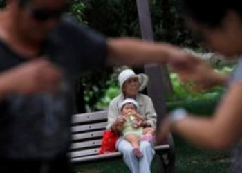 Προστατεύουν από τη μοναξιά μετά τα 50 ο εθελοντισμός και η φροντίδα των εγγονών