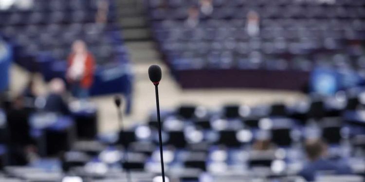 Πόσα χρήματα βγάζει ένας ευρωβουλευτής; Ποιοι είναι οι μισθοί, πόσα τα επιδόματα και έξοδα κίνησης Πόσα χρήματα βγάζει ένας ευρωβουλευτής; Ποιοι είναι οι μισθοί, πόσα τα επιδόματα και έξοδα κίνησης