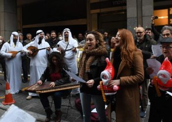 Τα… κάλαντα, το Κατάρ, η Εύα στο υπουργείο Οικονομικών με βροχή μετρητών…