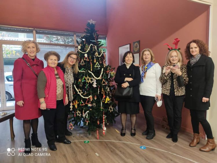 Τα παιδιά στόλισαν το χριστουγεννιάτικο δέντρο του Λυκείου Ελληνίδων Κατερίνης