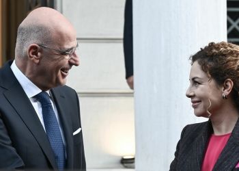 Τι συζήτησε ο Νίκος Δένδιας με την αλβανίδα ομόλογό του – Η λύση για τις θαλάσσιες ζώνες θα βρεθεί στη Χάγη