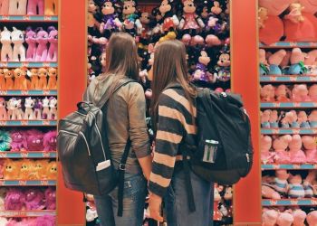 Το εορταστικό «καλάθι του νοικοκυριού»: Οι 4 επιπλέον κατηγορίες και τα 10 προϊόντα στο καλάθι με τα παιχνίδια