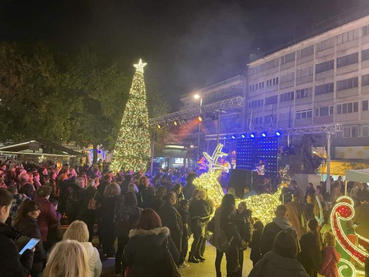 Φωταγωγήθηκε στην πλατεία Ελευθερίας το χριστουγεννιάτικο δέντρο της Κατερίνης!