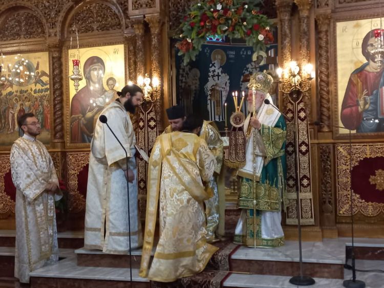 Χειροτονία Διακόνου από τον Μητροπολίτη Σύρου, Τήνου, Μυκόνου στην Ιερά Μητρόπολη της Θείας Αναλήψεως