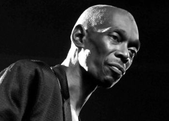 Maxi Jazz: Το ήρεμο βλέμμα στο κέντρο της Rave καταιγίδας των Faithless